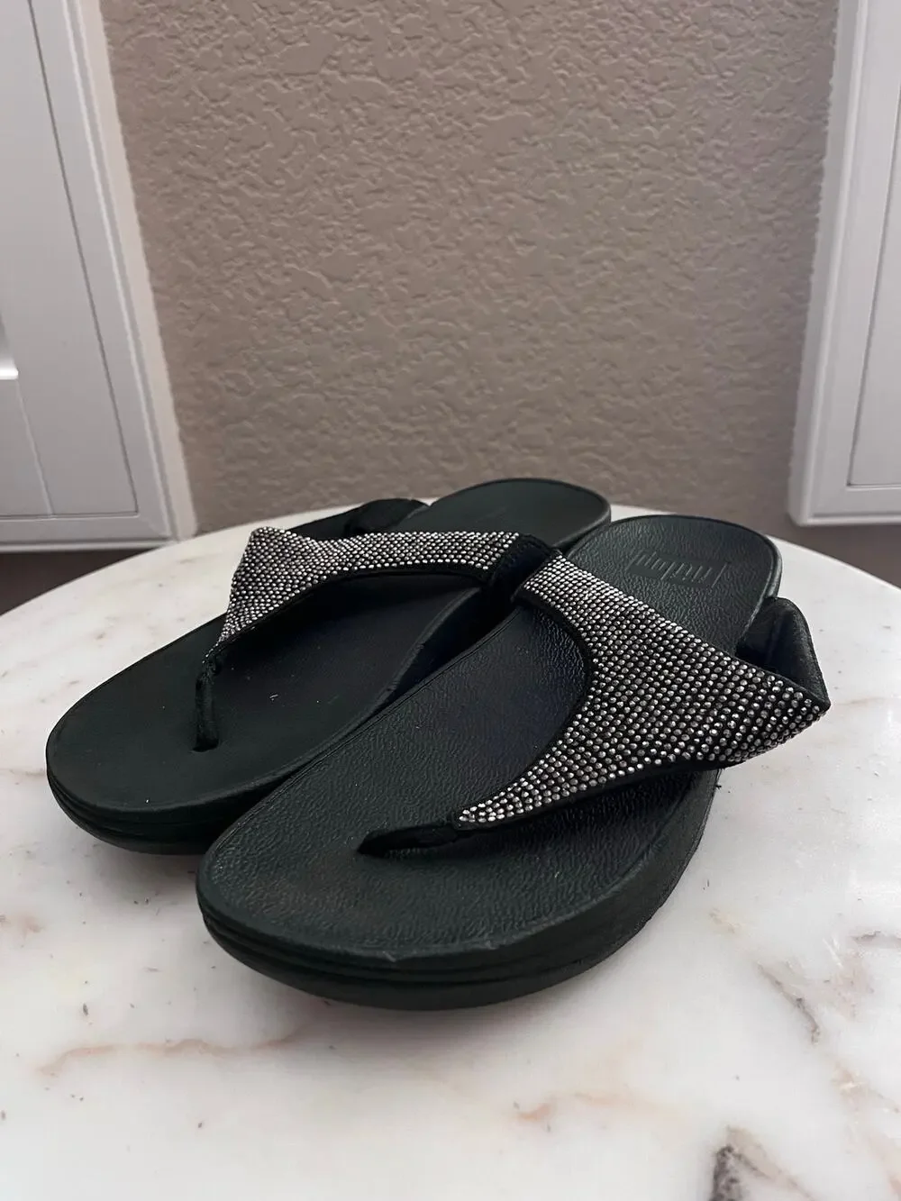 Fitflop Women’s Black Rhinestone Sandals 6 Platform Thong Metallic Lightweight